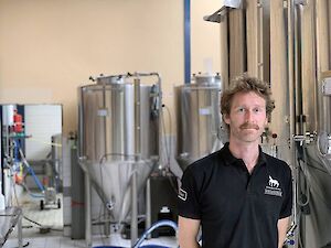 Meester brouwer Erik in Bierbrouwerij Volendam